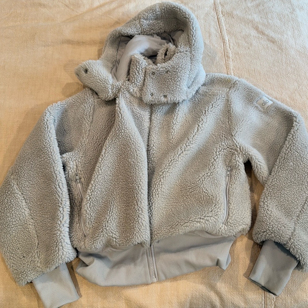Women’s hooded alo yoga foxy Sherpa jacket